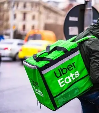 Risarcimento rider licenziati: accordo storico con Uber Eats